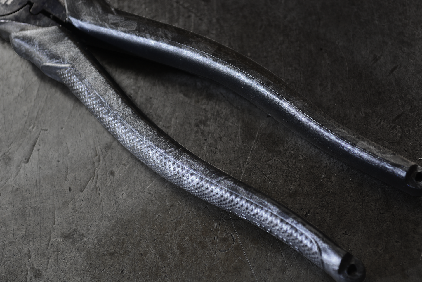 FORGED CARBON PATTERN 偏芯薄刃ニッパ 200mm